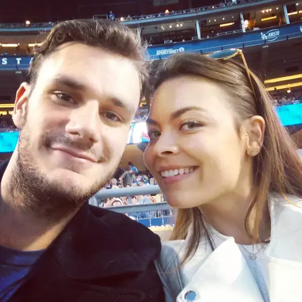 Ella es actríz y saltó a la fama por las películas de harry Potter.