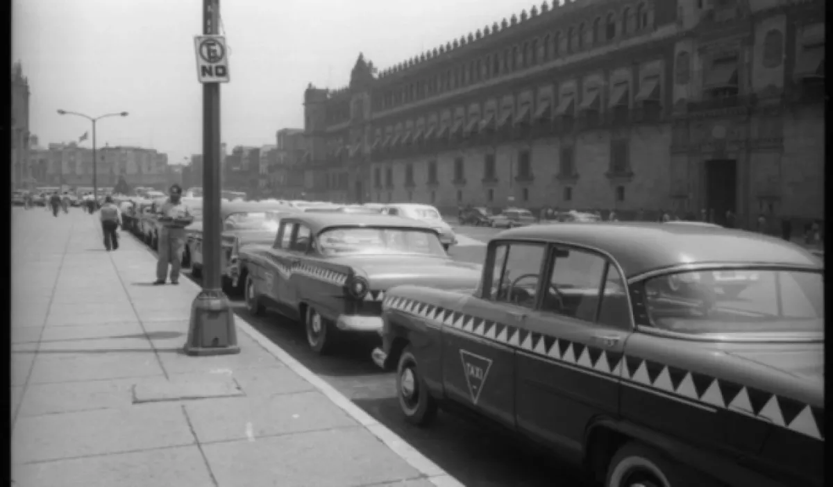 Fila de taxis cocodrilos en CDMX entre los años 50 y 60. 