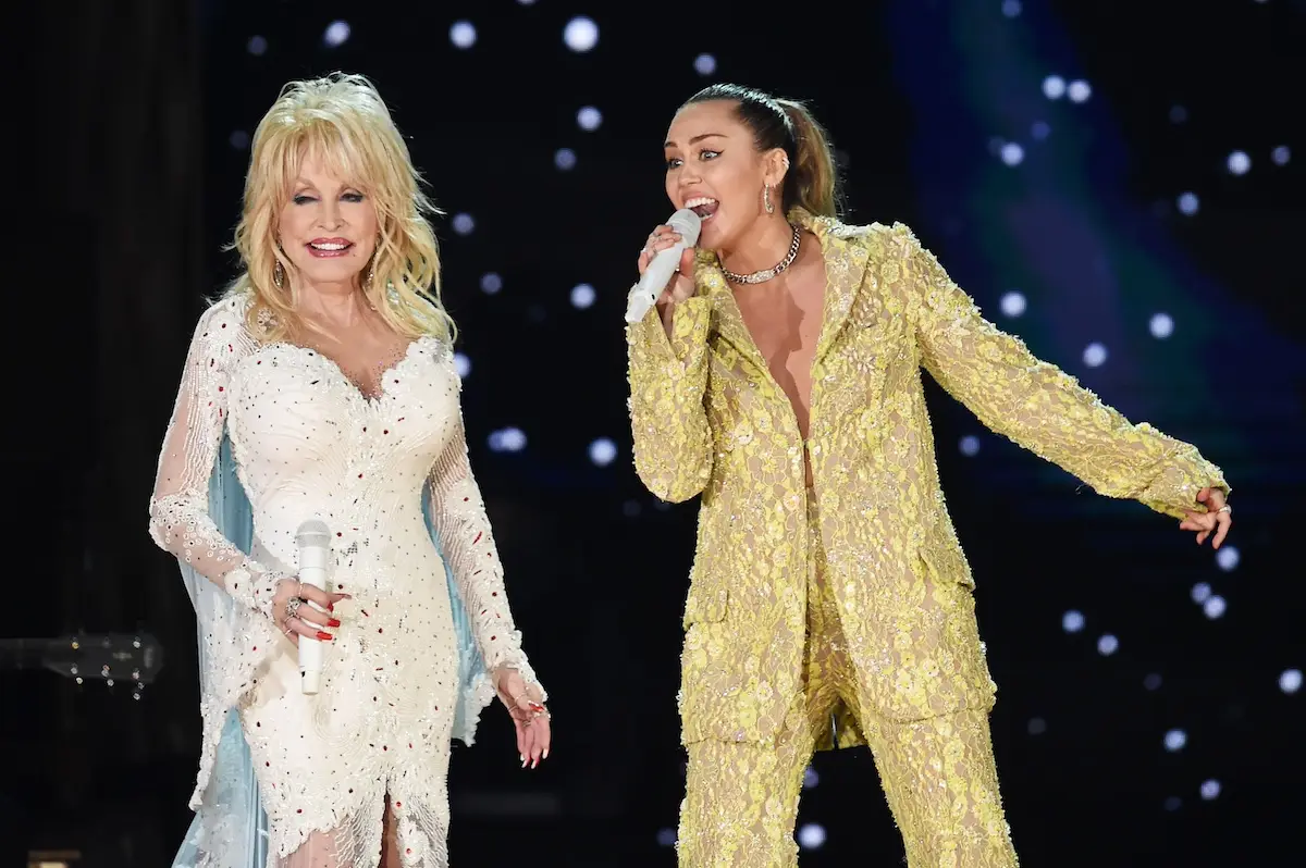 Miley Cyrus se despide de Dolly Parton.