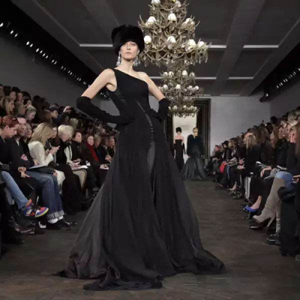 Los colores oscuros acapararon las pasarelas en el Lincoln Center. La colección de Ralph Lauren se presentó este 14 de febrero.