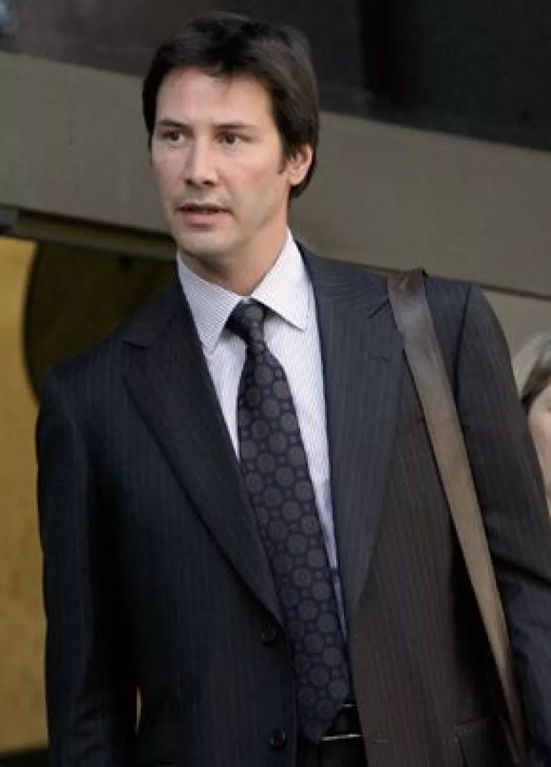 Un paparazzo brasileño que está demandando a Keanu Reeves le dijo a los jurados que no podía recordar haber dado versiones contradictorias de un incidente que involucra al actor.