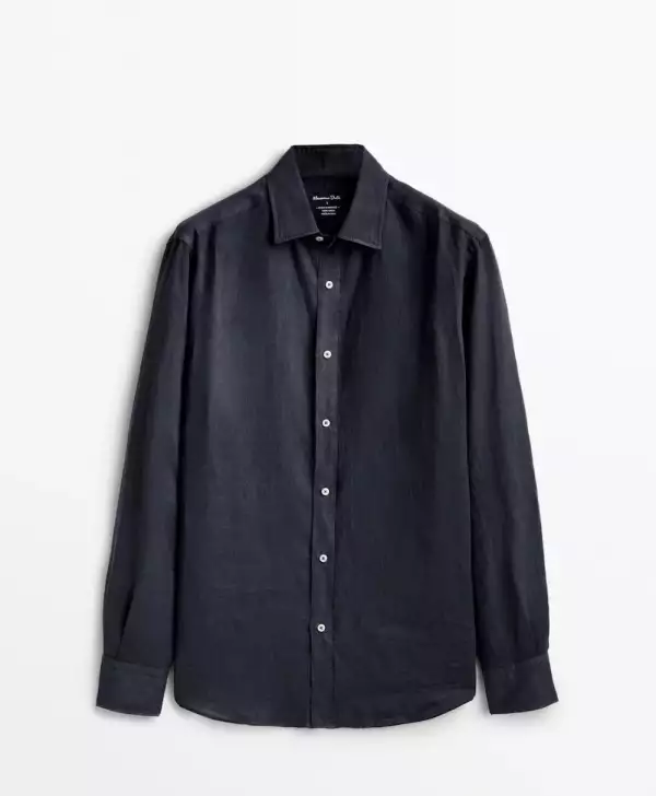 Camisa de lino de Massimo Dutti en color azul marino. 