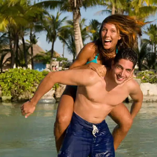 La admisión al parque tiene un costo de 69 dólares, mientras que el paquete todo incluído tiene un costo de 99 dólares. Los niños gozan de un 50% de descuento.