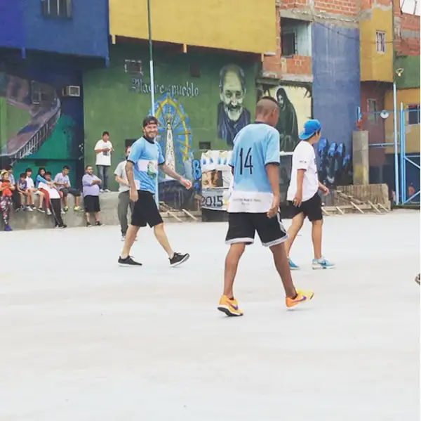 David se veía muy sonriente y disfritando del partido.