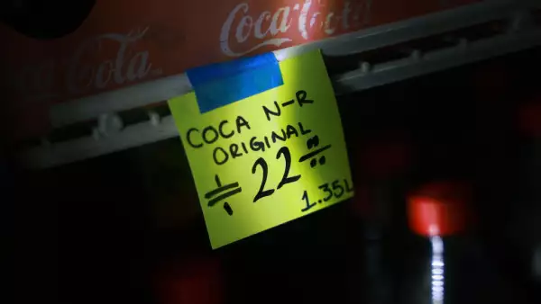 (Anuncio de los nuevos precios de Coca Cola en una tiendita)