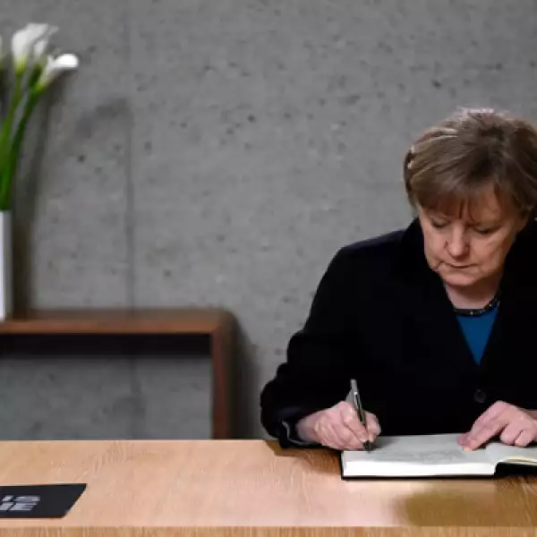 Escribió en el libro de condolencias y condenó el ataque a la libertad de expresión.