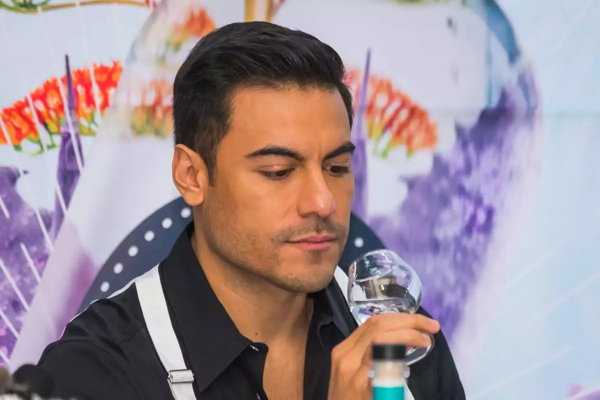 Carlos Rivera presenta “Santo Gusano” un mezcal orgullosamente mexicano