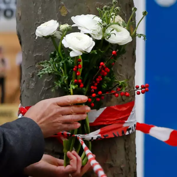 Por toda la ciudad de París hay homenajes en blanco, rojo y azul, los colores nacionales.