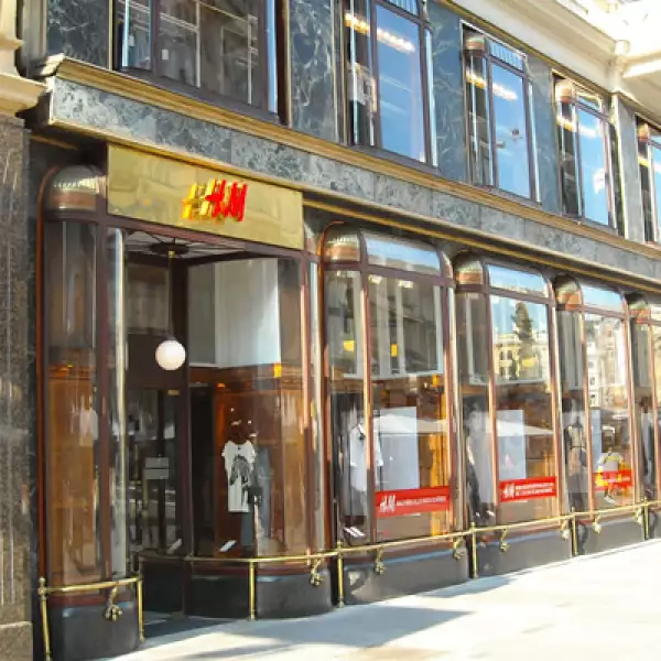 H&M llegó al mercado austriaco en 1994; actualmente tienen 65 tiendas, que facturaron 716.9 mdd en 2011.