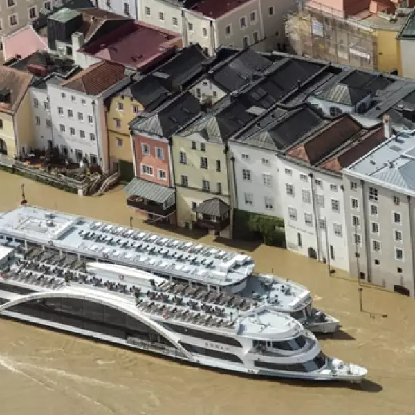 cruceros a un costado de edificios