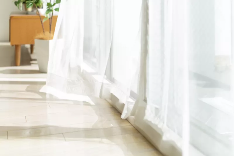 Curtain_swaying_in_the_wind