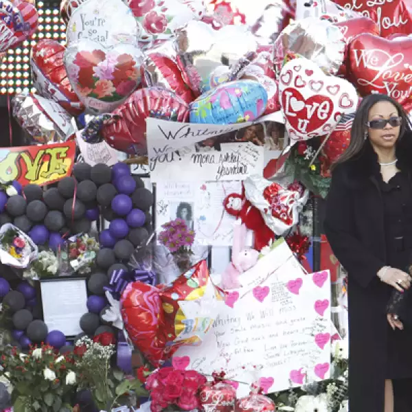 Muchos fans dejaron flores, tarjetas y globos dedicados a la cantante que se convirtió en estrella mundial con su álbum debut de 1985.