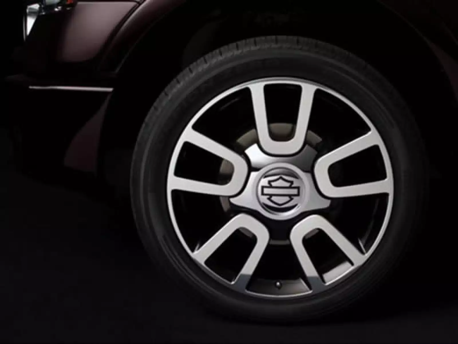 Los Rines de 22” de aluminio con los emblemas Harley Davidson al centro logran el equilibrio entre la fuerza y suavidad, incluyen unas llantas P275/45R22