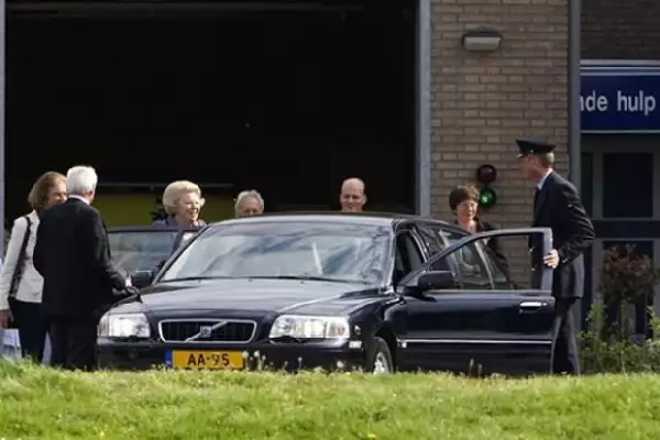 Beatriz de Holanda a su salida del hospital en Zwolle.