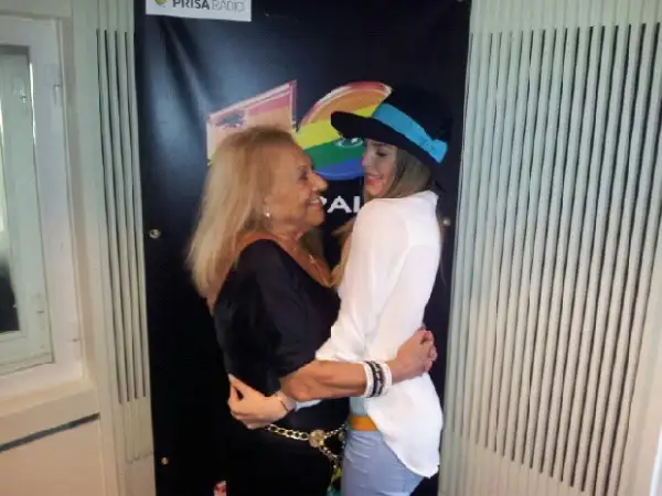Belinda, feliz con la visita de su abuela.