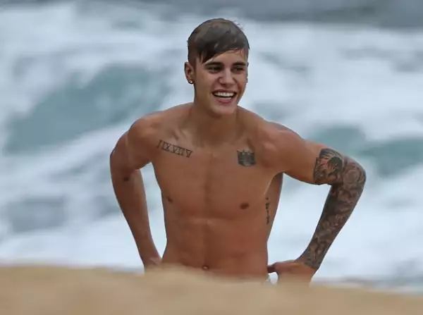 No cabe duda que Bieber fue muy feliz por saltar de un peñasco.