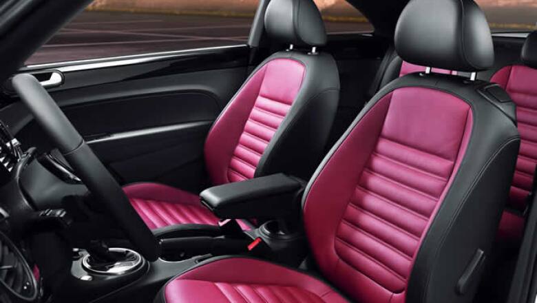 Esta disponible en tres versiones: “Beetle”, “Design” y “Sport”. En esta última versión se agregan nuevas características como asientos de piel, quemacocos y rines de 22 pulgadas.