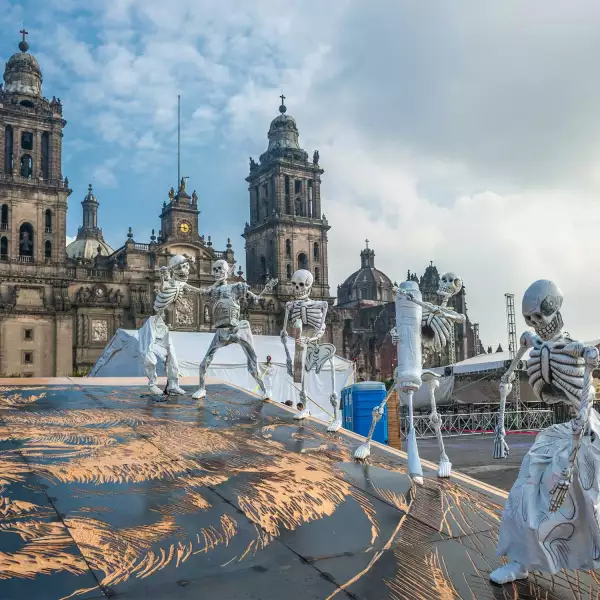 La Ofrenda Monumental en la plancha del Zócalo será el cierre del desfile.