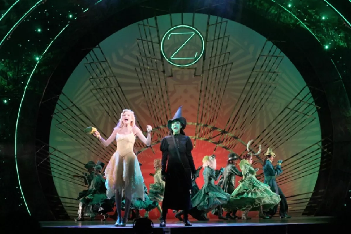 25 cambios de escenografía, 34 actores en escena, un equipo de producción de más de 80 personas.