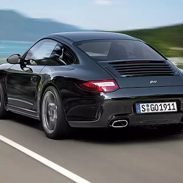 Disponible en tan sólo 1,911 unidades a nivel mundial, este modelo recibe un tratamiento de pintura especial llamada “Basalt Black Metallic”, que le permite mantener su tono a pesar de los golpes o rayones.