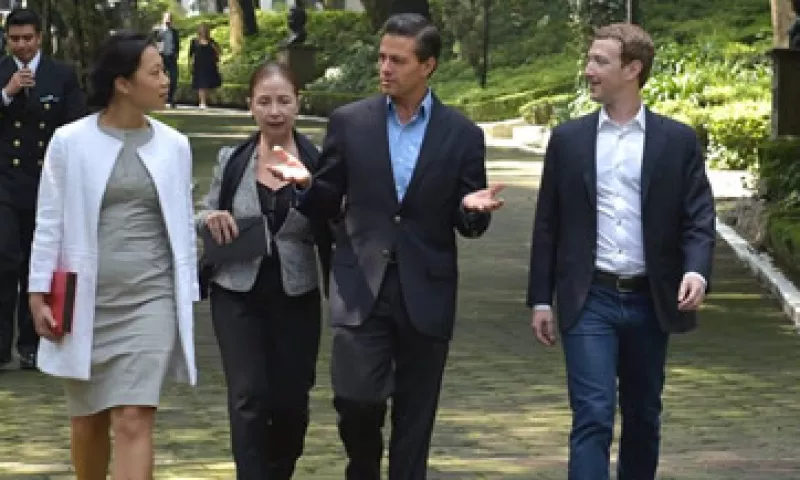 Peña Nieto y Zuckerberg hicieron un recorrido por la residencia de Los Pinos. (Foto: facebook.com/EnriquePN)