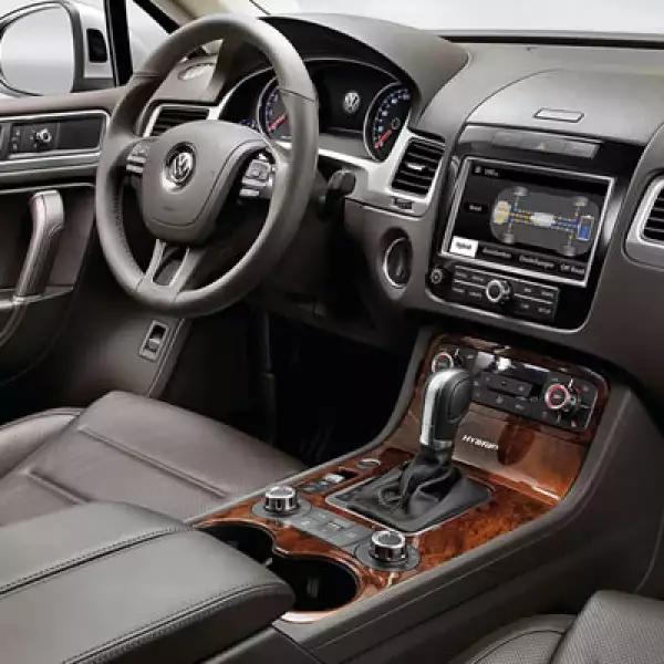 Tiene toda una artillería tecnológica para facilitar la conducción: asistente para el arranque en pendiente y control de descenso, control de estabilidad, frenos ABS, antideslizamiento de tracción, asistente de frenado, cámara de visión trasera, entre otr