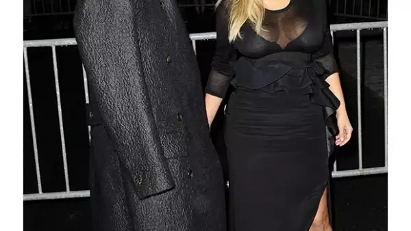 La socialité y el rapero acudieron al show de Givenchy en la Semana de la moda en París. Es la primera vez que vemos la silueta entallada de Kim después de haber tenido a North West.