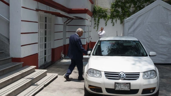 En un Jetta blanco.