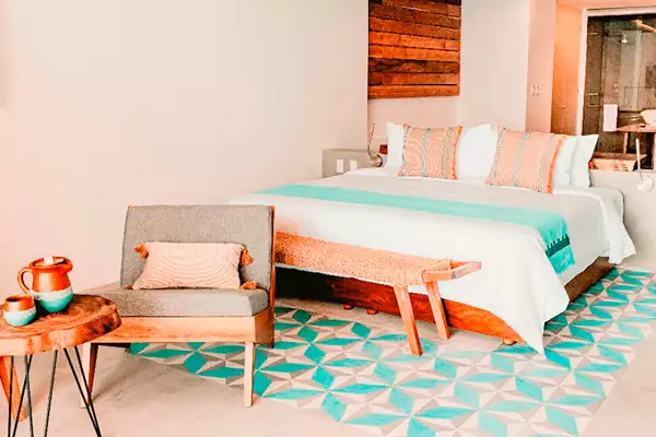 Cama y sillón de habitación de hotel B Unique