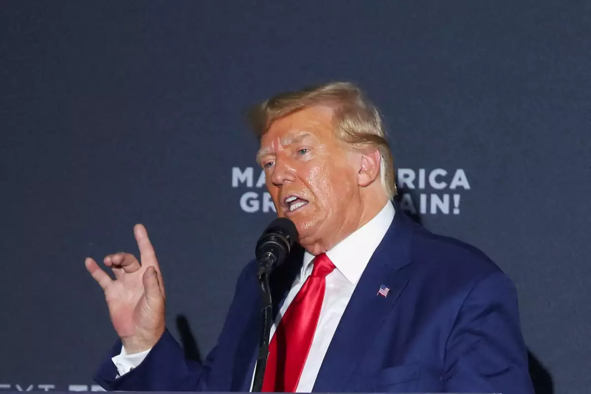 El expresidente y candidato presidencial republicano Donald Trump habla durante un mitin de campaña en Windham, New Hampshire, EE. UU., el 8 de agosto de 2023.