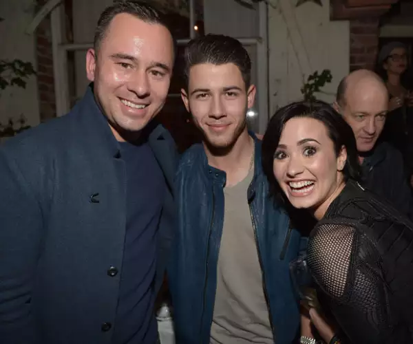 Demi y Nick Jonas han hecho una linda amistad, por lo que no podía perderse su cumpleaños. Aquí, junto al mánager David Massey.