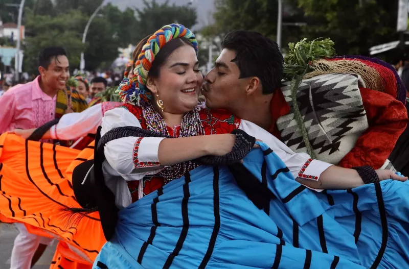 Integrantes de las 16 comunidades que integran las siete regiones de Oaxaca desfilaron en delegación, lo que marca el inicio de la Guelaguetza.