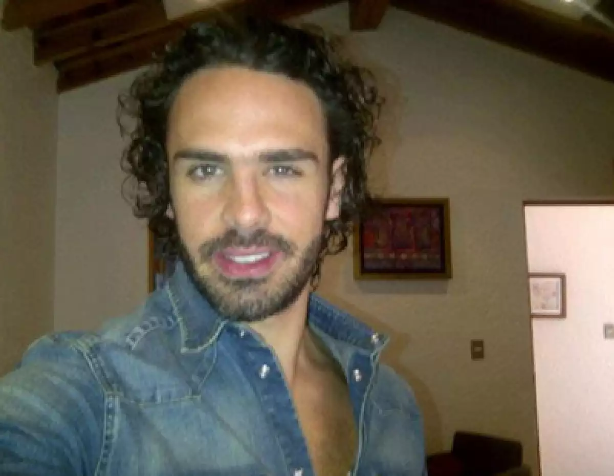 El empresario nos contó su versión sobre su separación con la actriz y cantante, dejando claro que los motivos no tuvieron que ver con terceras personas.