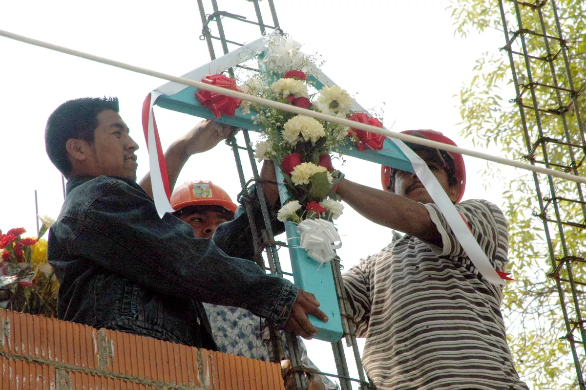 DIA DE LA SANTA CRUZ, 3 de mayo, albañiles