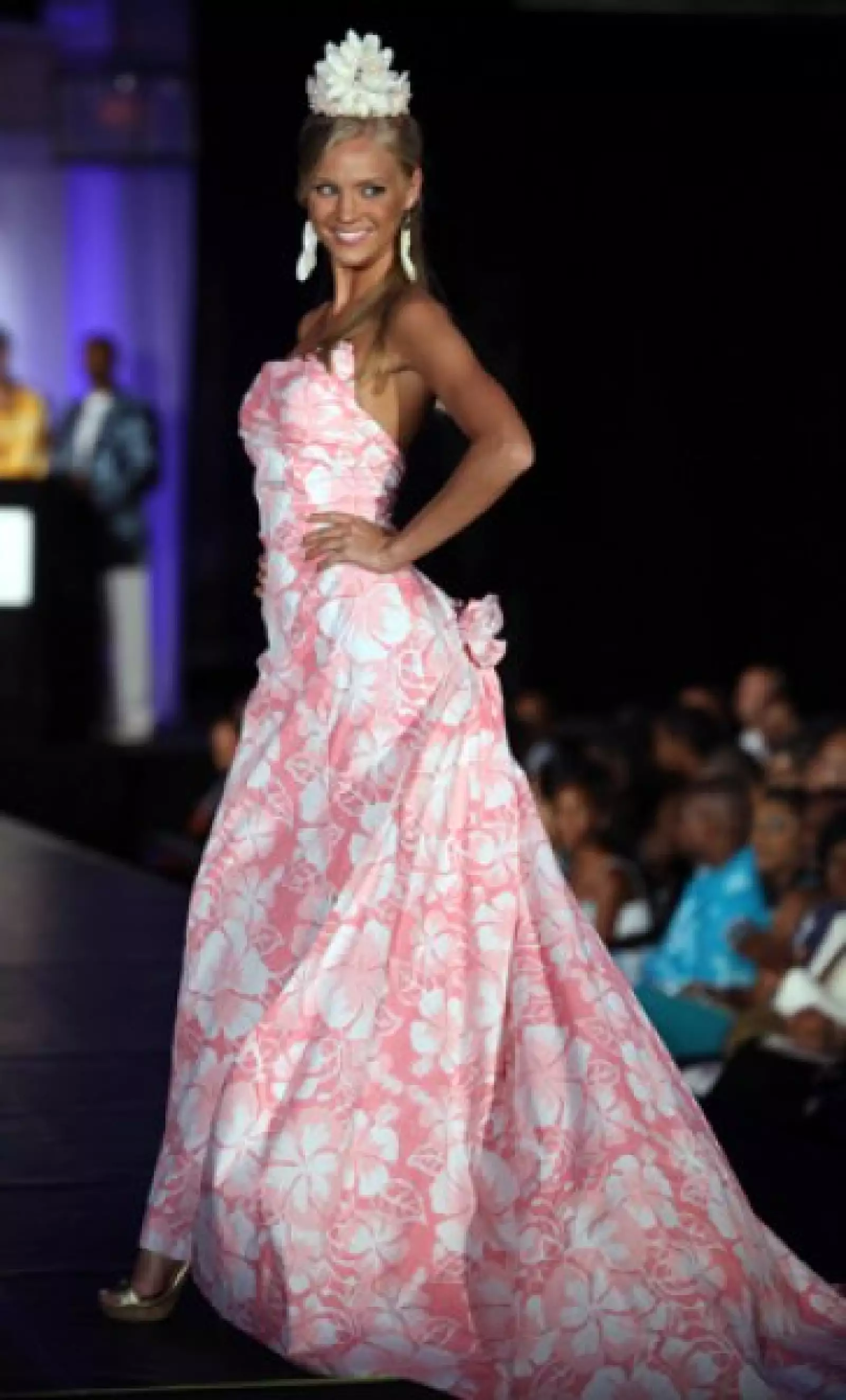 Kristen Dalton, de Estados Unidos, parecía una barbie con este vestido largo en rosa de falda amplia y tipo romántico. En la cabeza llevó una corona en forma de flor.