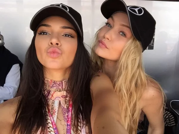 Kendall y su mejor amiga Gigi Hadid en el evento automovilístico.