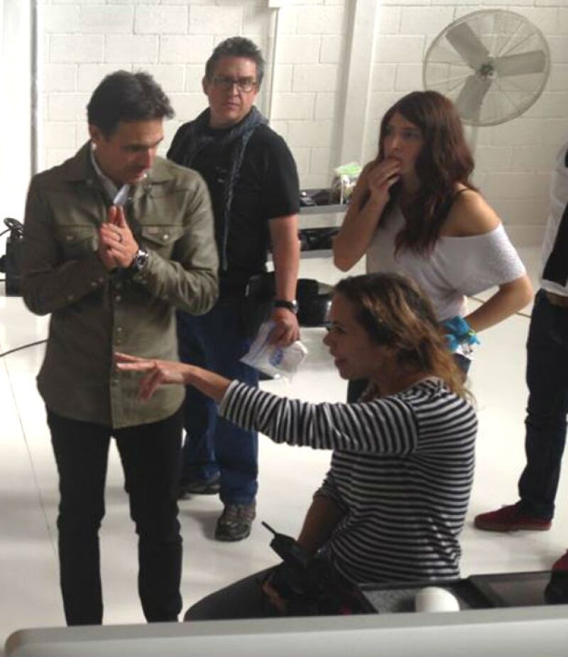 Salim y el crew de la película en pleno trabajo de producción.