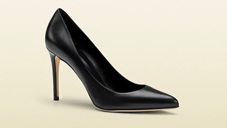Los zapatos tipo Pump negros y de 8 a 10 centímetros de algo van con todo atuendo.