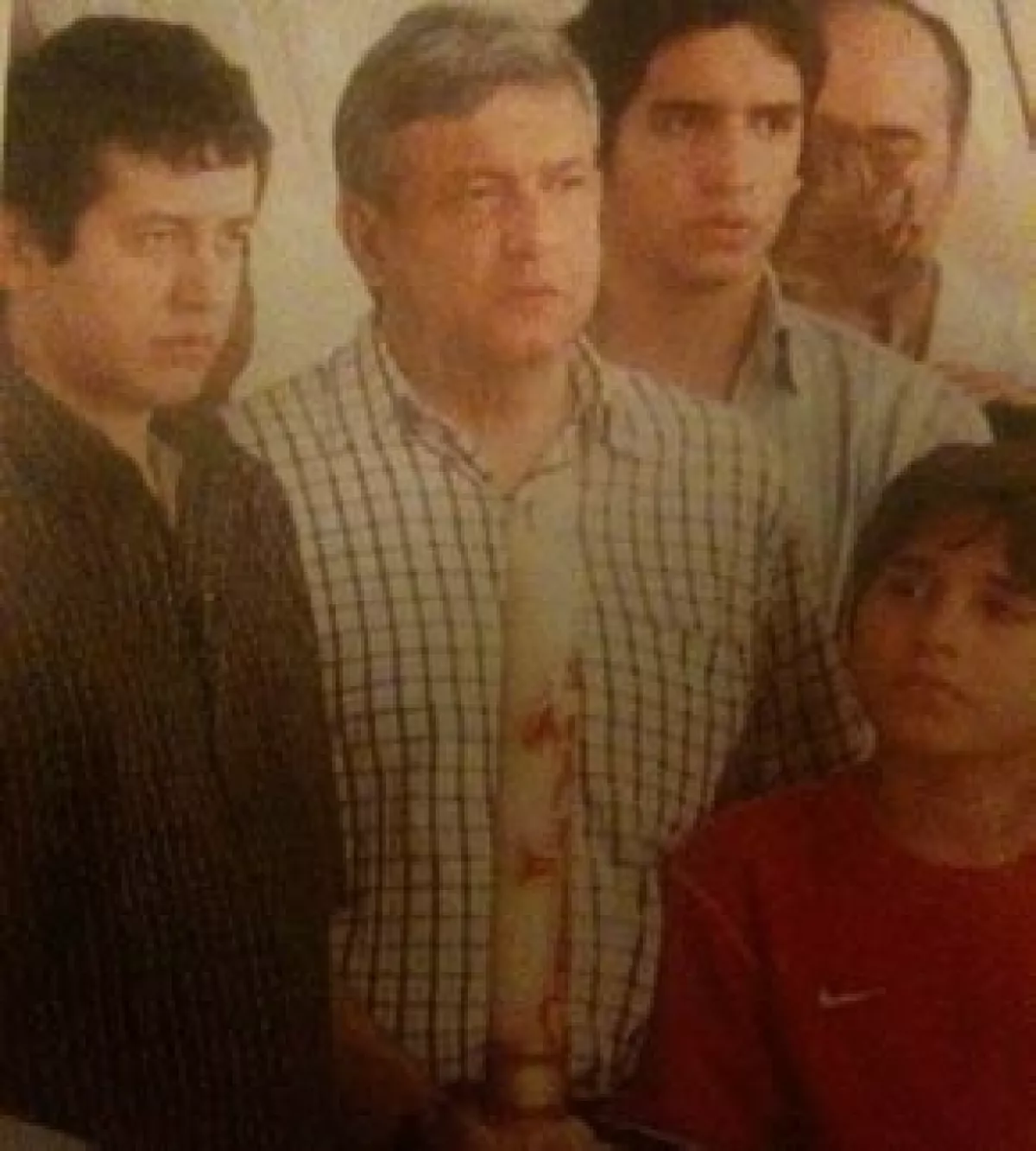López Obrador con sus hijos, Ramón, Andrés y Gonzalo, durante el funeral de Rocío Beltrán.