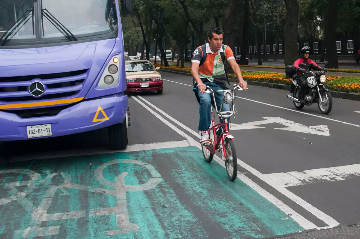 (Ciclista compartiendo ciclovia con un camión)