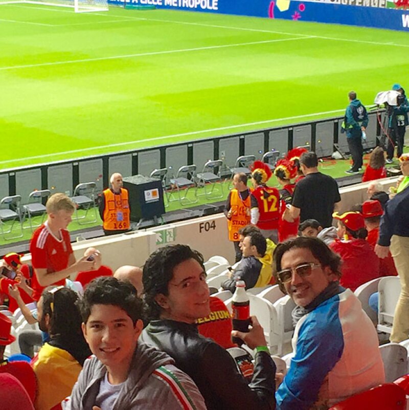 Alejandro y sus hijos en el estadio Santiago Bernabéu.