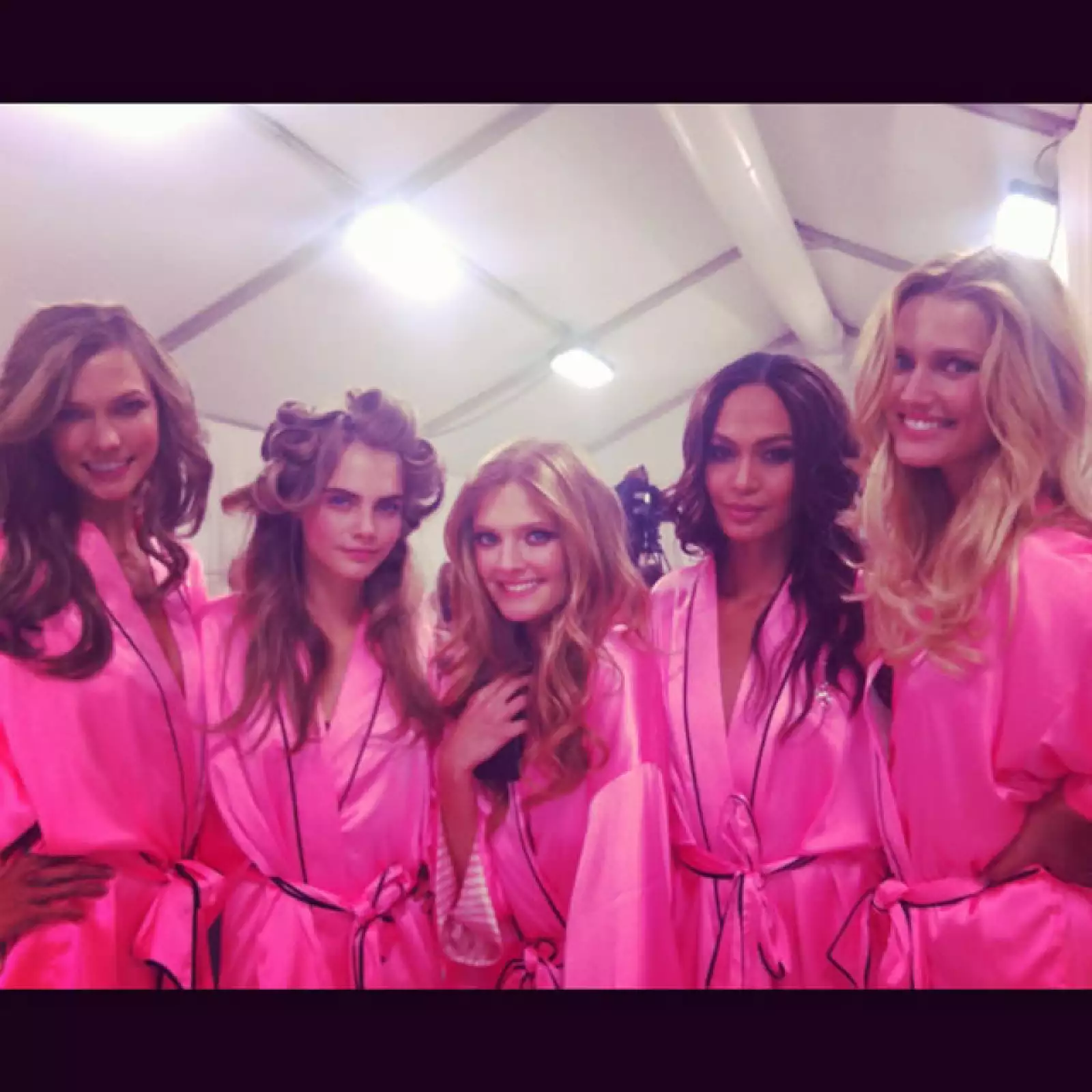 KARLIE KLOSS: `¡Las chicas y yo estamos casi listas, no puedo espera para caminar en la pasarela¡ #VSFashionShow´.