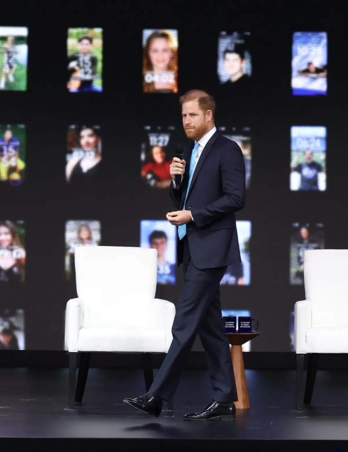 El príncipe Harry bromea después del fallo de su telemprompter mientras pronunciaba un discurso sobre los riesgos de la Inteligencia Artificial