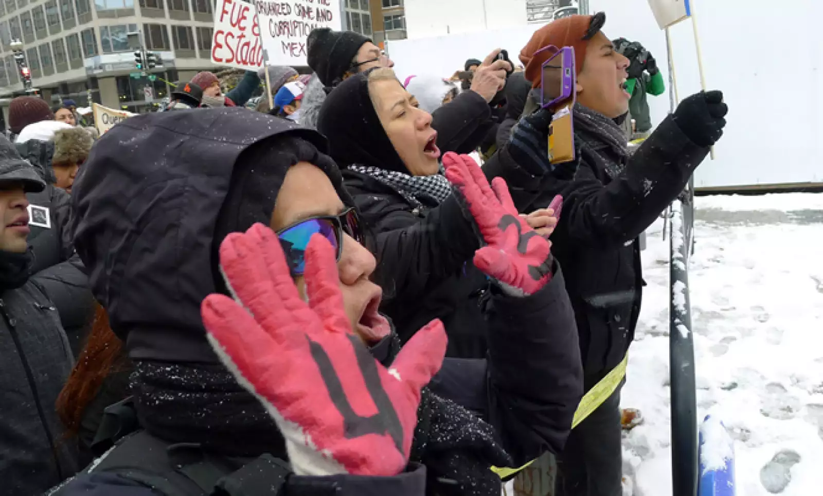 La nieve y el frío no impidió a que los activistas de la coalición #USTired2 se reunieran frente a la Casa Blanca