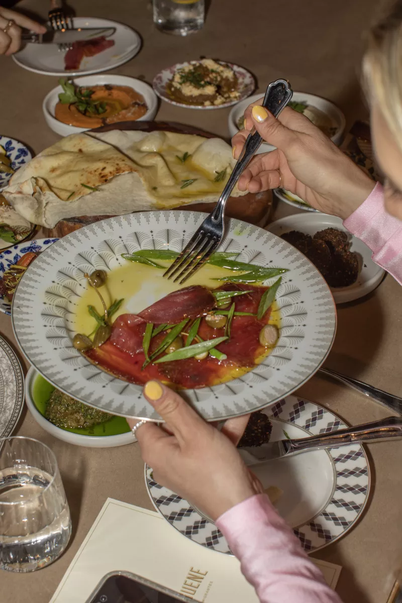 Platillos al centro de la mesa en Mishiguene.