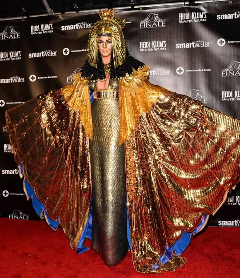 La conductora tuvo que cancelar en octubre su ya tradicional reunión debido al huracán Sandy, pero finalmente la ex modelo se pudo vestir el sábado pasado con su traje de Cleopatra.