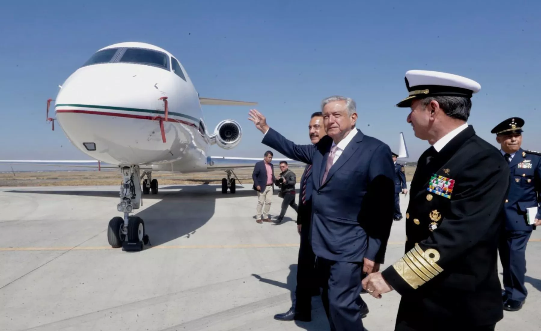 AMLO santa lucia