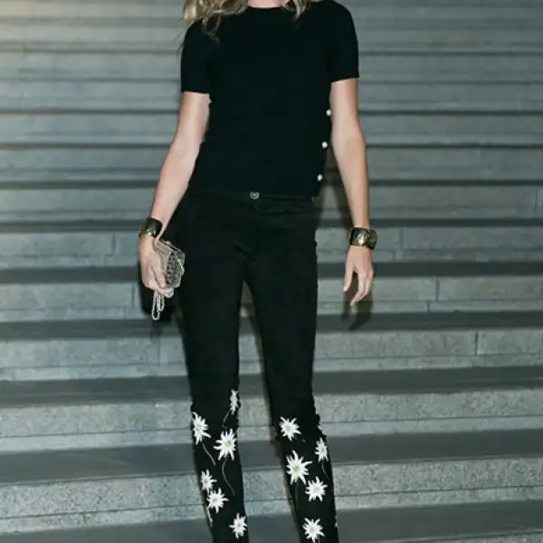 La ex top model asistió al desfile de Chanel en Seúl con unos pantalones de la colección Pre-Fall 2015 de la firma.
