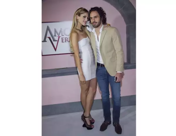 El empresario acudió a la presentación para apoyar a su novia.