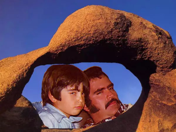 "Aquí otra de las fotos que hice con Photoshop, con mi hijo @alexoficial", escribió Chente.